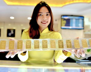 Giá vàng bất ngờ lao dốc sau khi chạm đỉnh lịch sử