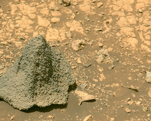 Xe tự hành NASA phát hiện 'mũ bảo hiểm' kỳ lạ trên sao Hỏa