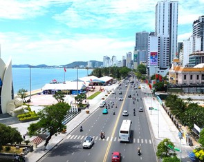Khánh Hòa đẩy mạnh phát triển kinh tế tư nhân, xử lý nghiêm hành vi tham nhũng của cán bộ, công chức