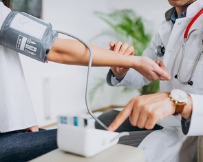 Bác sĩ nước ngoài được hành nghề mà không cần chứng chỉ y khoa của Mỹ?