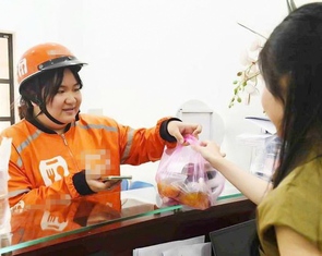 Tiếp sức đến trường lần thứ 3 cho sinh viên có cha mẹ đều khiếm thị