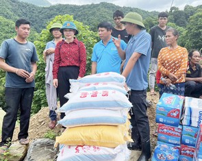 Sẻ chia hàng cứu trợ cho người Lào: 'Nghĩa tình không biên giới'