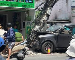 Xe bán tải mất lái tông gãy cột điện ở phường Thủ Đức, nghi do tài xế đột tử