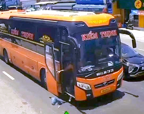 Dừng đèn đỏ trên quốc lộ 1, nhân viên xe khách thản nhiên vứt rác xuống đường