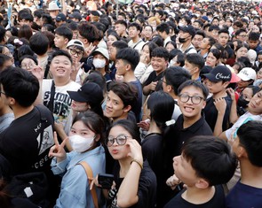 Hàng ngàn người chờ nhận vé 'Việt Nam trong tôi concert'