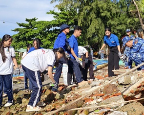 Thu gom khoảng 1 tấn rác thải nhựa ở khu vực biển Phú Quốc