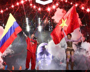 J Balvin cùng tlinh cầm cờ Việt Nam và cờ Colombia, khoảnh khắc cảm động nhất ở 8Wonder