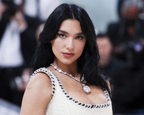 Ngôi sao nhạc pop hàng đầu thế giới Dua Lipa từng đeo viên kim cương huyền thoại 100 carat