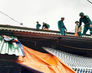 Điện giật khi chằng mái nhà chống bão, chồng chết, vợ con bị thương