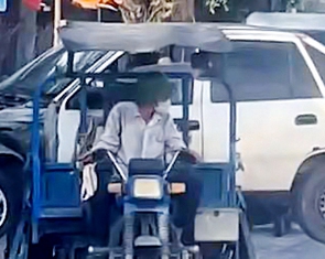 Chạy xe ba gác chở 'xác' ô tô, người đàn ông ở TP.HCM bị phạt