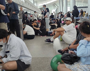 Hành khách ùn ứ tại Tân Sơn Nhất vì lỗi đường truyền khi làm thủ tục xuất cảnh