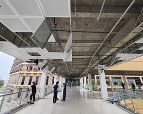 Bệnh viện ung bướu ngàn tỉ vừa đưa vào sử dụng một tuần bị gió bão quật tơi tả, trần nhà rơi rớt