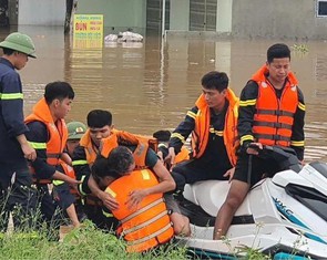 Cảnh sát cứu người đàn ông chới với giữa dòng nước lũ chảy xiết