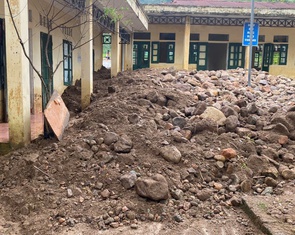 Lũ cuốn hàng trăm mét khối đất đá vào trường ở xã biên giới Thanh Hóa