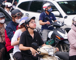 Đường phố Hà Nội ùn tắc khắp nơi