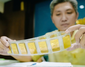Giá vàng miếng SJC áp sát ngưỡng 130 triệu đồng/lượng