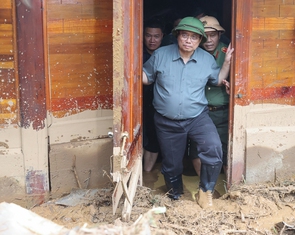 Thủ tướng: Dựng lại mái nhà, chia sẻ đau thương, mất mát với người dân bị lũ quét