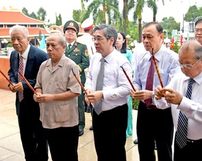 Phó bí thư Nguyễn Phước Lộc viếng nghĩa trang liệt sĩ Bà Rịa - Vũng Tàu
