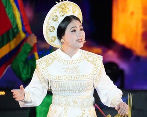 Nghệ sĩ Thanh Ngân xúc động hát Tiếng trống Mê Linh giữa phố đi bộ Nguyễn Huệ