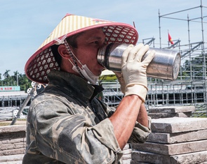Công nhân miệt mài thi công dự án mở rộng quảng trường Ba Đình giữa nắng nóng 40 độ C