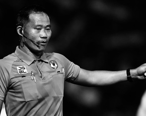 Trọng tài Trần Đình Thịnh từng phải đổi trường dạy học để theo đuổi đam mê
