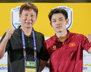 HLV Kim Sang Sik kết nối với cầu thủ Việt bằng nhân sâm và mỹ phẩm