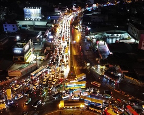 Hình ảnh kẹt xe kéo dài trong mưa dông ở TP.HCM