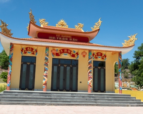 Hàng chục nhà thờ họ xây dựng trái phép trên đất rừng, xã đau đầu xử lý