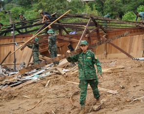 Thủ tướng yêu cầu bố trí đất, dựng lại nhà cho bà con vùng lũ trong tháng 9 này