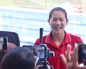 'Tiểu tiên cá' Ánh Viên 'mệt nhoài' trong vòng vây của sinh viên truyền thông thực hành tác nghiệp