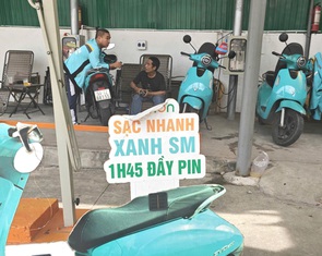 Nở rộ 'trạm sạc bình dân' xe máy điện