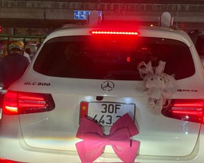 Công an tìm được chủ xe Mercedes GLC 300 gắn nơ hồng che biển số