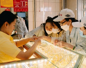 Giá vàng miếng SJC tăng mạnh, tránh mua đuổi kẻo rủi ro