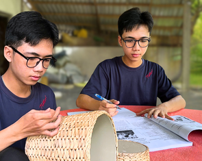Cha mẹ bỏ lại, nam sinh làm thêm từ 3h sáng đã đậu Đại học Kinh tế TP.HCM