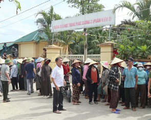 Phụ huynh phản đối sáp nhập trường, hàng trăm học sinh chưa thể tới lớp