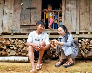 Vượt núi Ngọc Linh, 'cõng' hành chính số vào làng