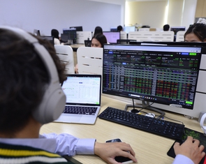 Một pha ngoạn mục, VN-Index tăng vọt cuối phiên sau khi mất 36 điểm
