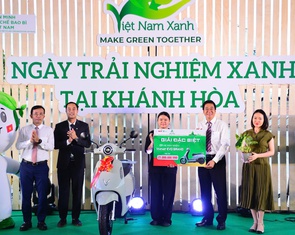 Nữ sinh đại học Nha Trang trúng thưởng xe điện Vinfast tại Ngày Trải nghiệm xanh