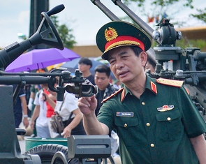 Đại tướng Phan Văn Giang kiểm tra khu trưng bày của Bộ Quốc phòng tại Triển lãm thành tựu đất nước