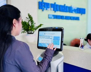 Robot tiếp tân hướng dẫn người bệnh ở Bệnh viện Nhân dân Gia Định