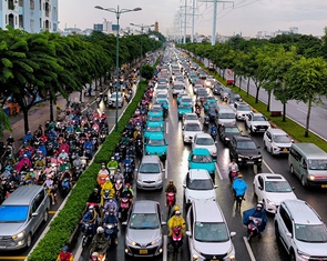 Cầu Bình Lợi ‘nghẹt thở’ trong biển xe chiều cuối tuần