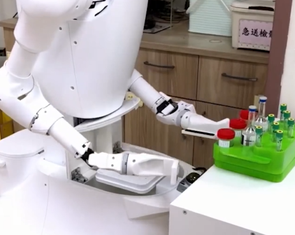 Dự báo thiếu 4,5 triệu y tá, tương lai bệnh nhân sẽ được robot hướng dẫn, phát thuốc?