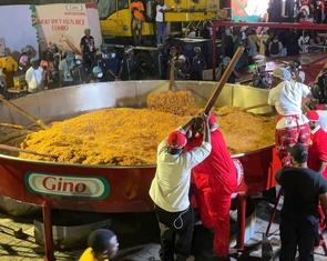 Nấu nồi cơm jollof siêu to để lập kỷ lục Guinness thế giới
