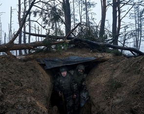 Lính Nga chui ống dẫn khí để tấn công, Ukraine tập kích nhà máy lọc dầu lớn nhất nhì Nga