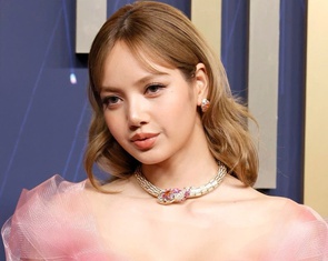 Lisa BlackPink, Selena Gomez và dàn sao biến thảm đỏ Emmy thành sàn diễn thời trang