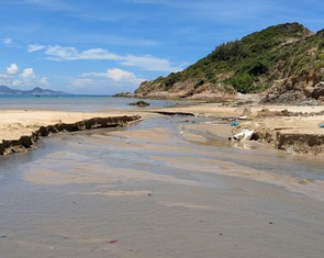 Làm nhà máy xử lý gần 6 tỉ đồng rồi nước thải hôi thối vẫn chảy thẳng ra biển Quy Nhơn