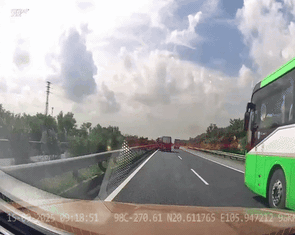 Tông xe liên hoàn, xe khách văng khỏi đường cao tốc, 8 người bị thương