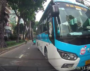 Tài xế xe khách 'vượt ẩu' bị phạt vì camera xe khác ghi lại gửi cảnh sát giao thông