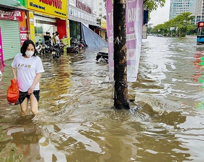 'Cắt cơn' ngập nặng ở Hà Nội