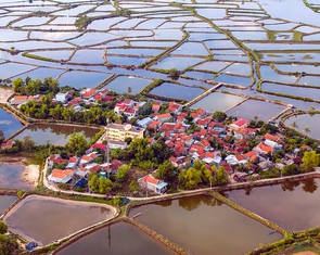 Ngôi làng độc đáo như 'ốc đảo' ngủ quên